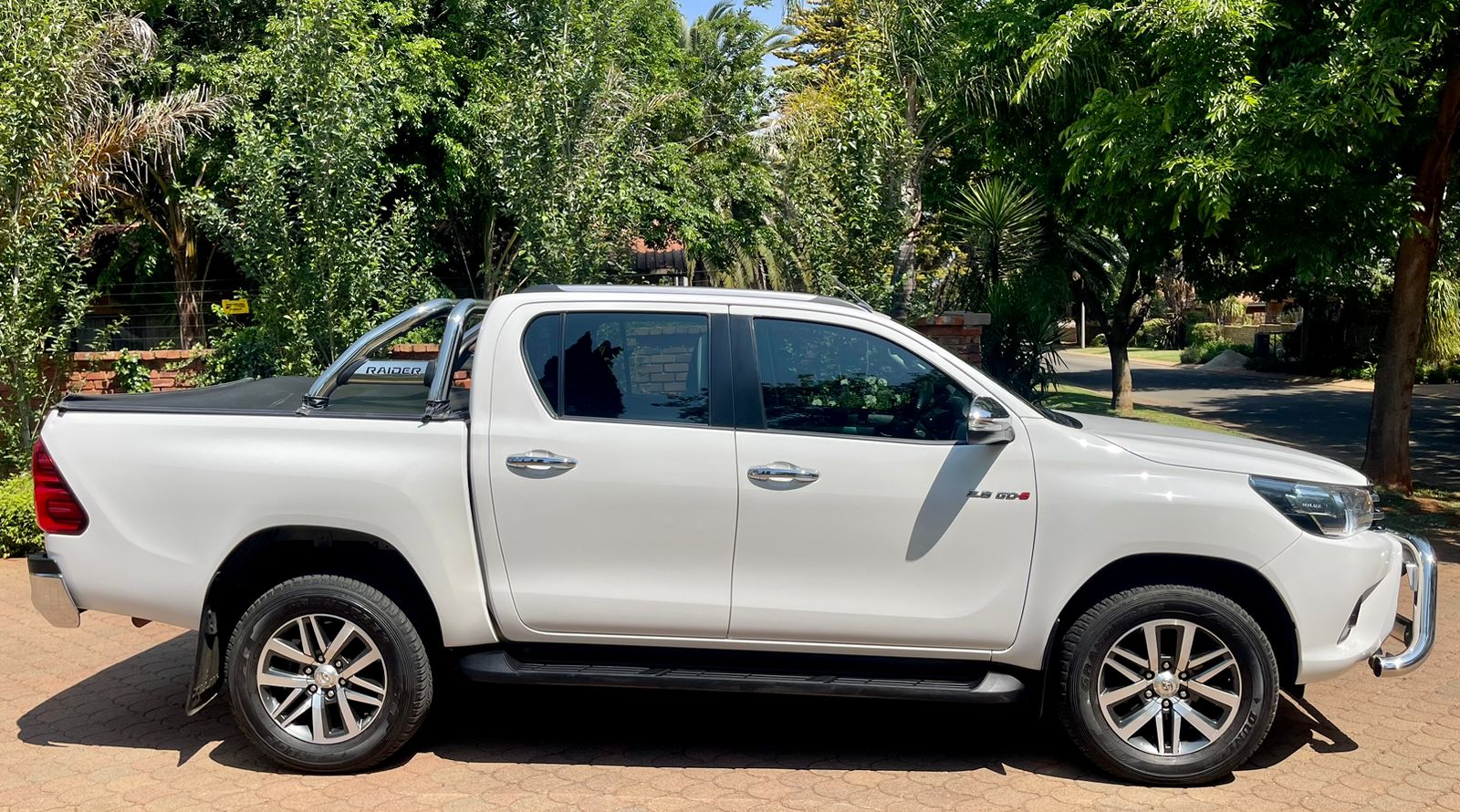 2017-Toyota-Hilux-2.8-GD-6-4x2-Manual-Double-Cab-11