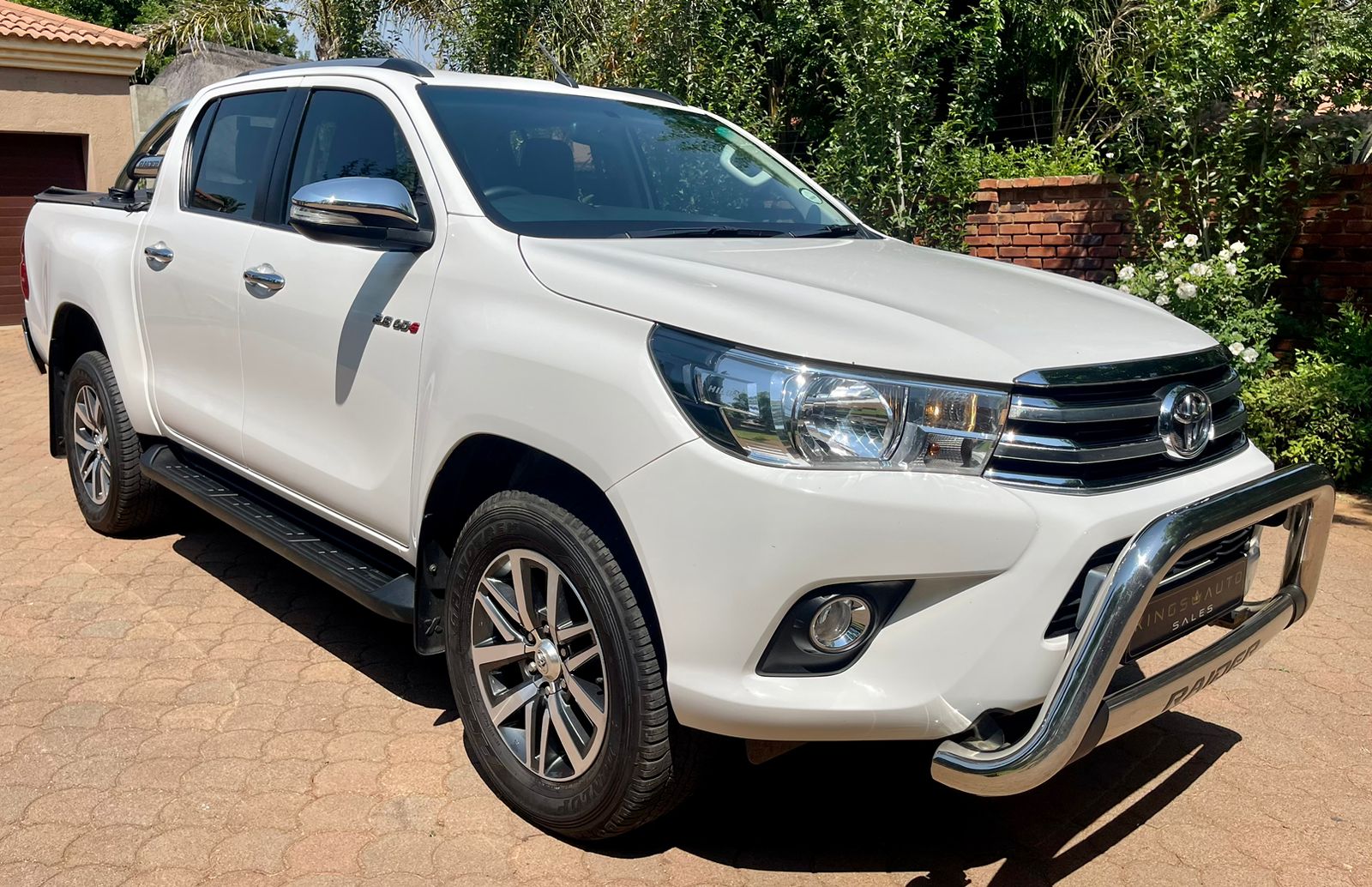 2017-Toyota-Hilux-2.8-GD-6-4x2-Manual-Double-Cab-12